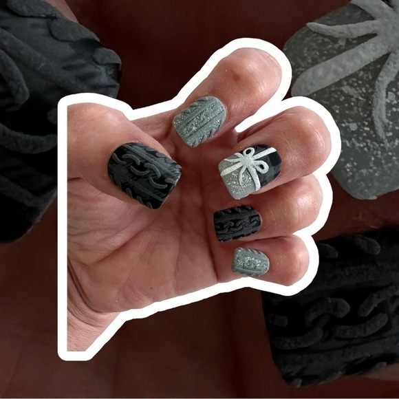 Reusable gray plaid sweater press on nails set of 20 - Picture 4 of 5